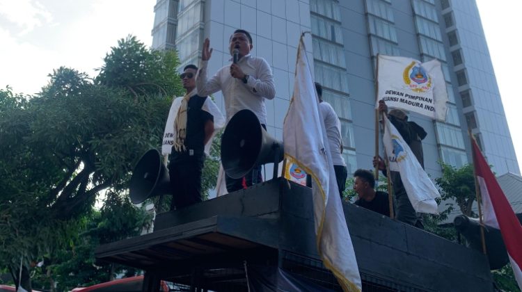 Ketua umum AMI, Baihaki Akbar dalam orasinya menyebut tidak akan segan segan untuk melakukan aksi demonstrasi di kantor kementerian hukum dan HAM jika di bawah kepemimpinan Haris Sukamto tidak berani tegas