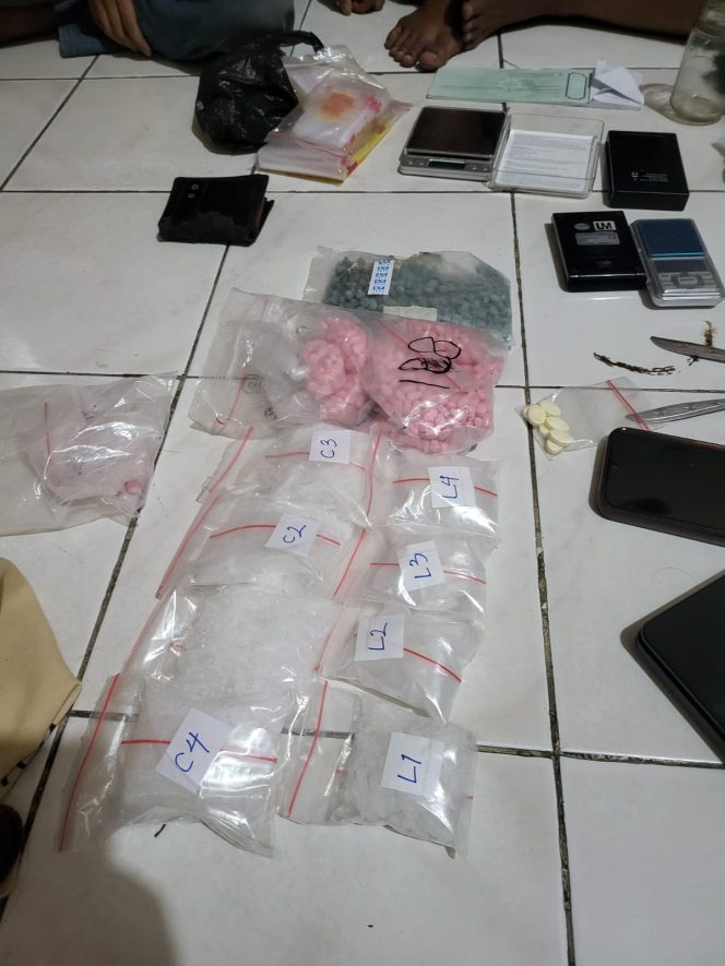
					Barang bukti narkotika yang diamankan unit narkoba Polsek Kembangan