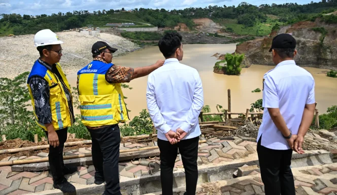 
					Wakil Presiden Gibran Rakabuming meninjau proyek Pembangunan Bendungan Jlantah di Desa Tlobo dan Desa Karangsari, Kecamatan Jatiyoso, Kabupaten Karanganyar (Poto:BPMI Setwapres)
