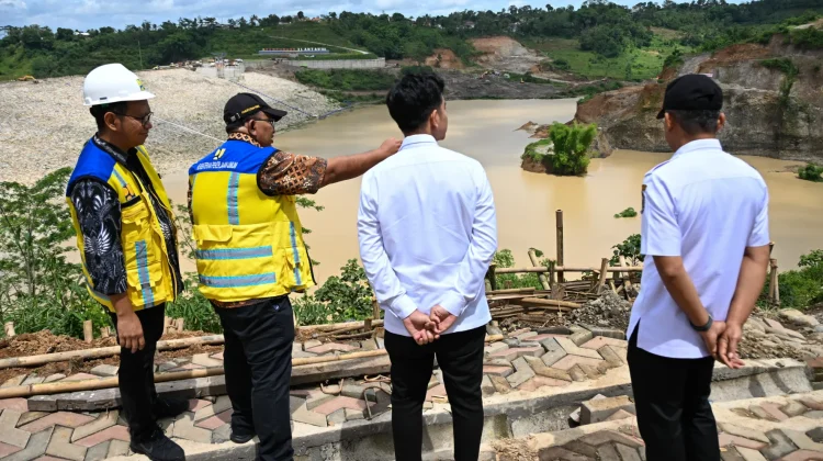Wakil Presiden Gibran Rakabuming meninjau proyek Pembangunan Bendungan Jlantah di Desa Tlobo dan Desa Karangsari, Kecamatan Jatiyoso, Kabupaten Karanganyar (Poto:BPMI Setwapres)
