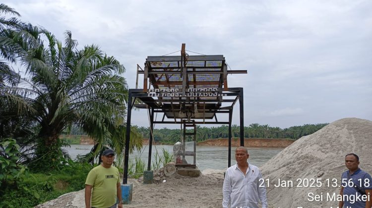 Tim penyelidik Sat Reskrim Polres Simalungun melakukan pemeriksaan langsung ke lokasi yang berada di pinggir Sungai Bah Bolon