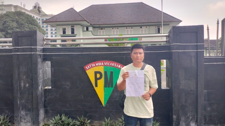 Seorang warga Kota Medan mendatangi Pomdam I Bukit Barisan untuk mempertanyakan laporannya di Pomdam IBB terkait dengan dugaan perzinahan Istrinya dengan seorang oknum TNI