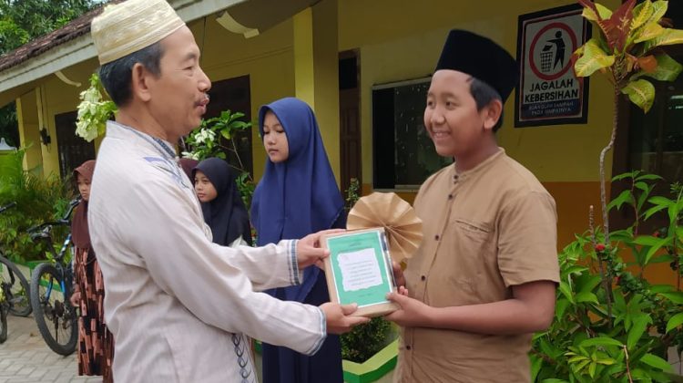Santri Madin Miftahul Huda Maguan yang menjadi juara 1 lomba membaca Kitab Fiqih, Majid Khamil