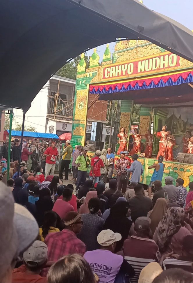 
					Tradisi Sedekah Bumi dan Pertunjukan Seni Ketoprak di Desa Bumiayu Kecamatan Wedarijaksa / Pati