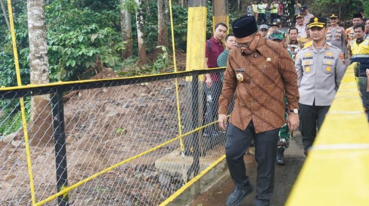 Bupati Batang M. Faiz Kurniawan meresmikan jembatan gantung merah putih di Desa Kembangan, Kecamatan Blado, Kabupaten Batang, Kamis (22/5/2025)
