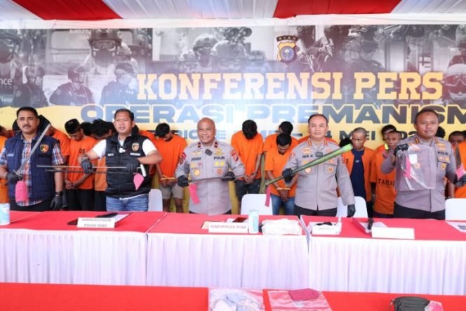 
					Wakapolda Riau Brigjen Pol Jossy Kusumo saat pimpin konferensi pers, Kamis (15/5/2025), yang dihadiri oleh, Dir Reskrimum, Dir Resnarkoba, Kabid Humas dan Kabid Propam Polda Riau.
foto:istimewa/anr
