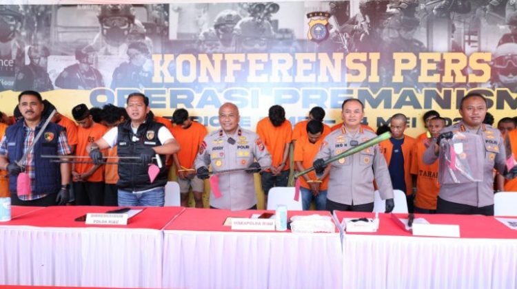 Wakapolda Riau Brigjen Pol Jossy Kusumo saat pimpin konferensi pers, Kamis (15/5/2025), yang dihadiri oleh, Dir Reskrimum, Dir Resnarkoba, Kabid Humas dan Kabid Propam Polda Riau.
foto:istimewa/anr
