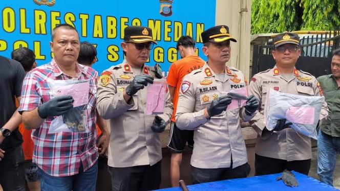 
					Gelar kasus tindak pidana pencurian dengan pemberatan di Polsek Sunggal, Jalan Tahi Bonar Simatupang Medan oleh Wakapolrestabes Medan, AKBP Rudi Silaen dan jajarannya, Kamis (15/05/2025)
