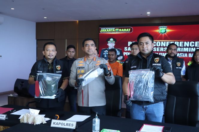 
					Ungkap Kasus di Mapolres Metro Jakarta Barat, Jumat, (16/5)
