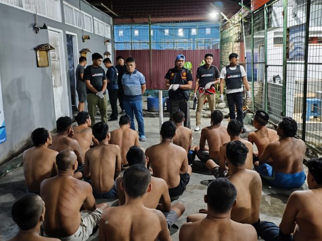 
					Petugas Rutan Rengat menggelar razia rutin di blok hunian
