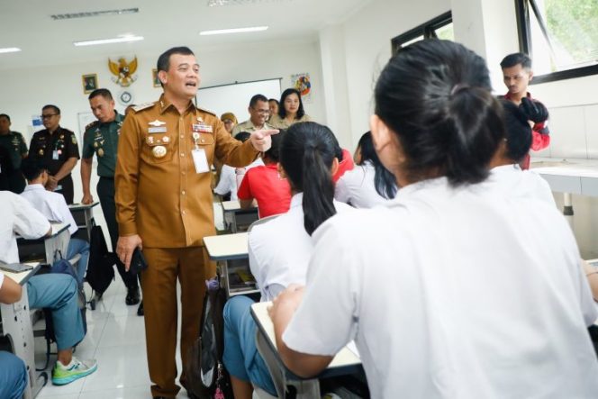 
					Gubernur Jateng, Ahmad Luthfi, menyebut pembiayaan kemitraan dengan sekolah swasta untuk siswa miskin didanai APBD Provinsi Jateng. (Foto:Dok.Hum Jtg)


