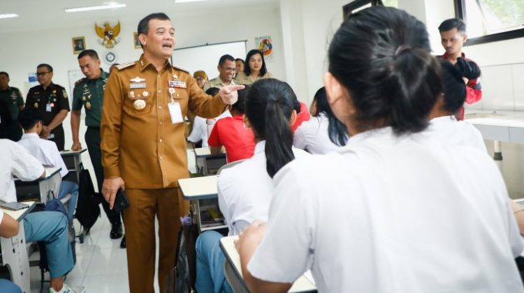 Gubernur Jateng, Ahmad Luthfi, menyebut pembiayaan kemitraan dengan sekolah swasta untuk siswa miskin didanai APBD Provinsi Jateng. (Foto:Dok.Hum Jtg)

