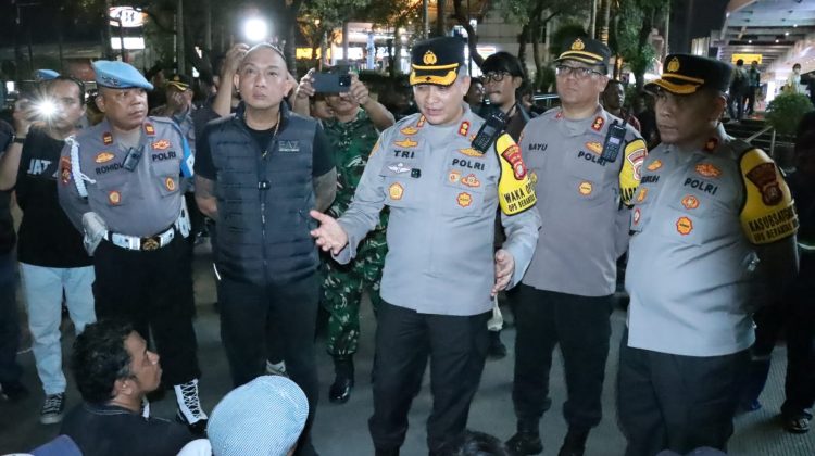 Wakapolres Metro Jakarta Barat AKBP DR.Tri Suhartanto SH.MH.M.Si di lokasi, nampak John LBF mendampingi. (foto:dok. Polres Jakbar)
