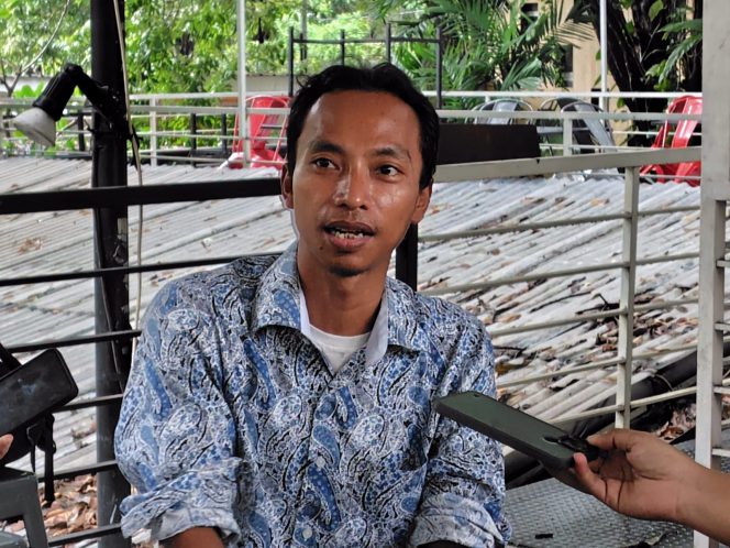 
					Wakil Ketua AMI, M. Zahdi, menilai proses pengadaan senilai Rp900 juta tersebut sarat kejanggalan dan berpotensi merugikan keuangan negara
