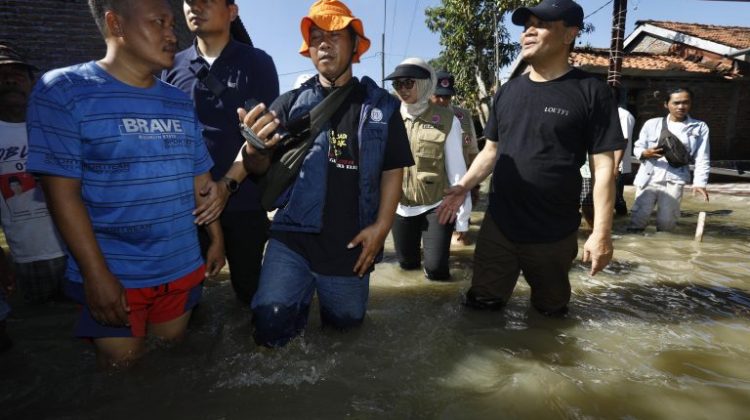 Gubernur Jawa Tengah Ahmad Luthfi mengunjungi warga terdampak banjir rob di Desa Sayung, Kecamatan Sayung. (foto:hum/jtg)