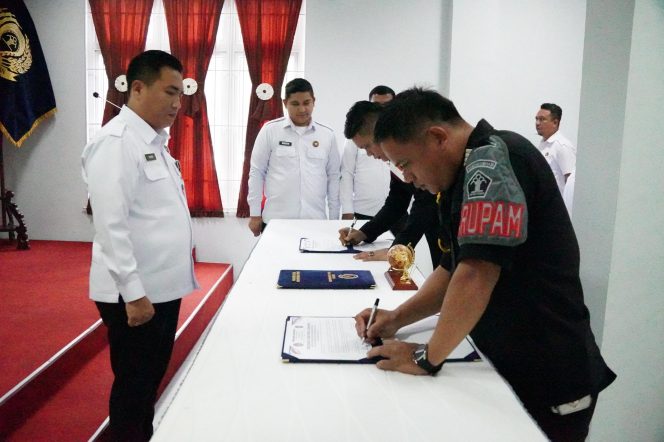 
					Kalapas Lubuk Pakam, Hakim Sanjaya dan Pejabat Struktural serta Pegawai Lapas Lubuk Pakam teken Deklarasi dan Penandatanganan Komitmen Bersama ciptakan Lapas Lubuk Pakam bersih dari narkoba (bersinar) dan telepon genggam
