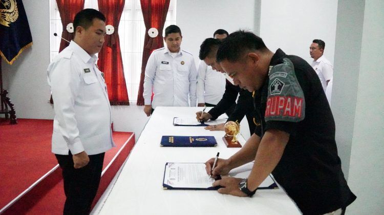 Kalapas Lubuk Pakam, Hakim Sanjaya dan Pejabat Struktural serta Pegawai Lapas Lubuk Pakam teken Deklarasi dan Penandatanganan Komitmen Bersama ciptakan Lapas Lubuk Pakam bersih dari narkoba (bersinar) dan telepon genggam
