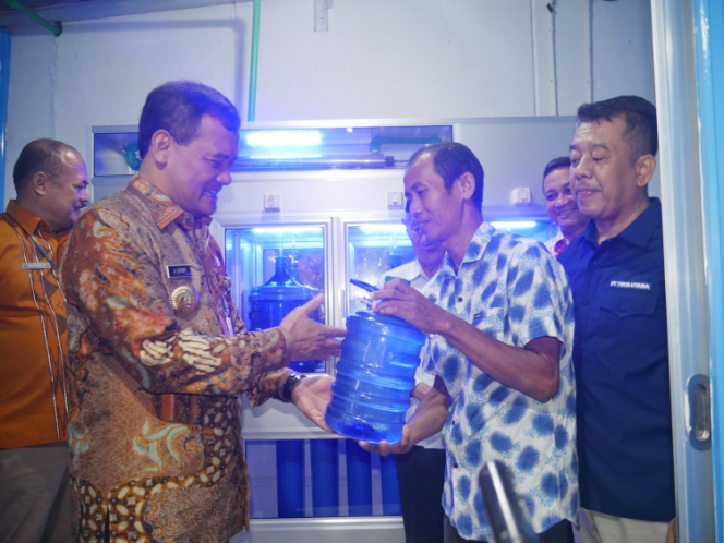 
					Gubernur Jateng, Ahmad Luthfi dalam peluncuran program desalinasi  di Rusunawa Slamaran, Kecamatan Krapyak Lor, Kota Pekalongan pada 25 Maret 2025 lalu. (Foto:Bin/Hum.Jtg) 
