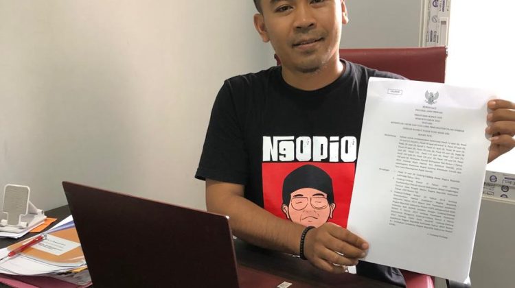 Kepala Bidang Hukum INHK Pati, M Saiful Huda menunjukkan Perbup No 08 Tahun 2025 yang jadi dasar kenaikan PBB PP
