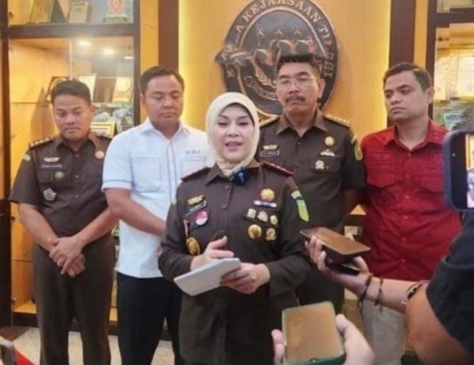 
					PKN Mengucapkan Terima kasih kepada Kajati Jatim yang telah melanjutkan Laporan PKN  ke tahap penyidikan dan Penggeledahan   atas  Dugaan Korupsi dinas Pendidikan Jatim