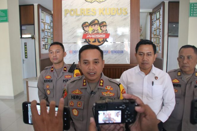 
					Polres Kudus Ungkap Praktik Perjudian di Warung Kopi Karangrowo, Oknum Anggota DPRD Turut Diamankan