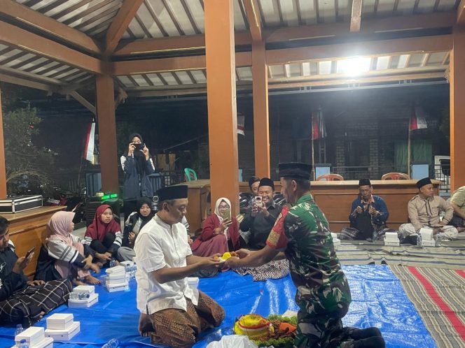
					Babinsa Desa Meteseh dari Koramil 02/Kaliori, Kodim 0720/Rembang, Sertu Harie memberikan potongan nasi tumpeng kepada Kades Meteseh, Ismunandar (Poto:Ary/Moy)