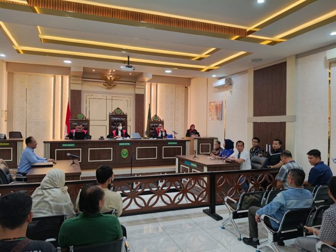
					Sidang perdata Kaji Utomo ke Zana Cs ditunda hingga1 bulan ke depan karena salah satu pihak tergugat ke enam tidak hadir