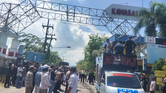 
					Aksi unjuk rasa ini menjadi puncak kekecewaan nelayan yang merasa dirugikan akibat aktivitas eksplorasi migas di perairan pulau Madura