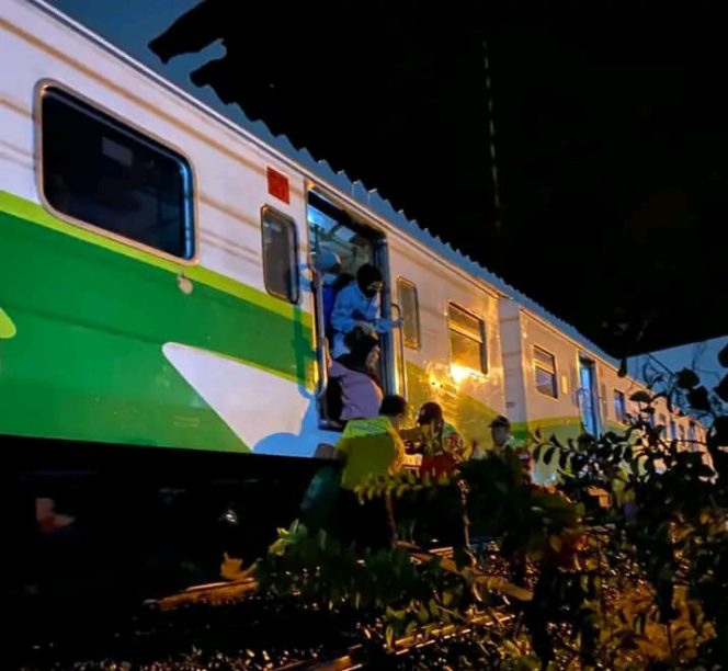 
					Commuter Line Jenggala berhenti darurat di kilometer 28+1 petak Sidoarjo–Tanggulangin