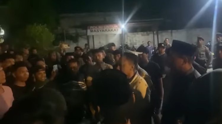 Masyarakat Sriwedari Beramai – ramai Datangi Polsek Jaken Untuk Segera Menangkap Pelaku Penganiayaan