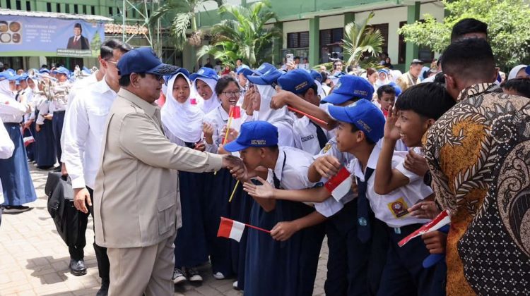 Kepala Negara Prabowo Subianto menghampiri para pelajar dan menyalami mereka satu per satu