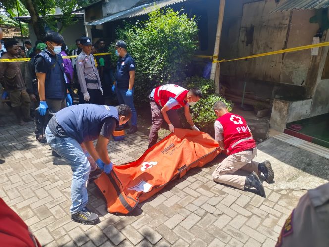 
					Evakuasi korban perkelahian maut di Kasihan Bantul oleh petugas medis (Foto:Polres Bantul) 
