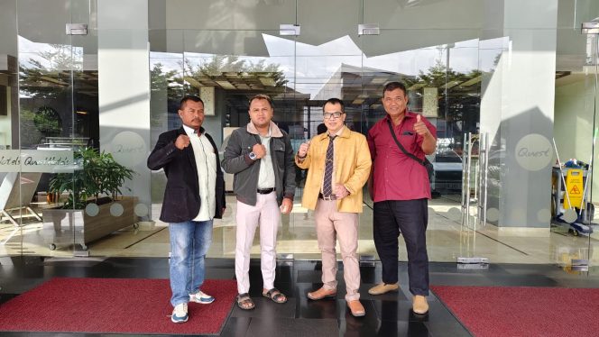 
					Sutrisno bersama kuasa hukumnya, Abdul Munim di PTUN Semarang (Foto:Ist)
