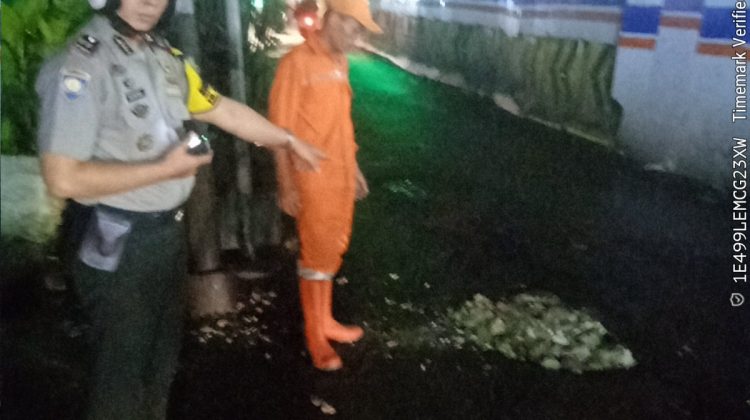 Bhabinkamtibmas Kelurahan Duri Selatan, Polsek Tambora, Polres Metro Jakarta Barat, Aiptu Suyatno, bersama Petugas Penanganan Prasarana dan Sarana Umum (PPSU) dengan melakukan penimbunan sementara jalan lubang, Kamis (22/1/2026). Ist
