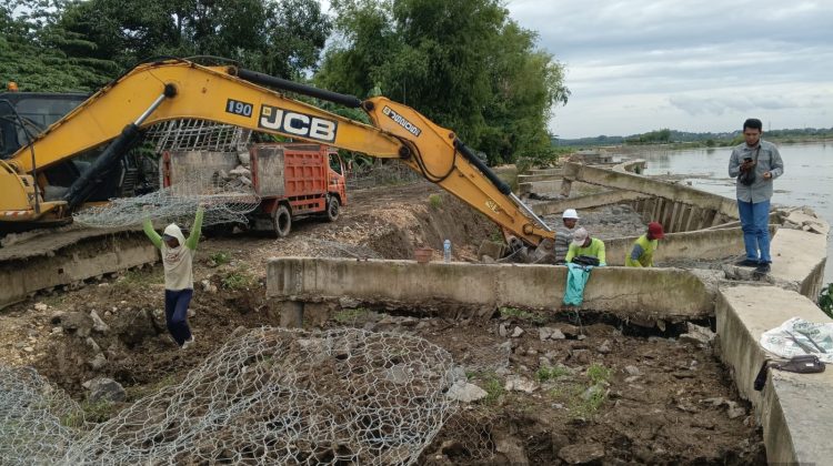 PU SDA Bojonegoro pastikan penanganan kerusakan proyek pelindung tebing Sungai Bengawan Solo di Desa Lebaksari, Kecamatan Baureno, Kabupaten Bojonegoro, tetap berjalan sesuai prosedur teknis dan kontrak yang berlaku