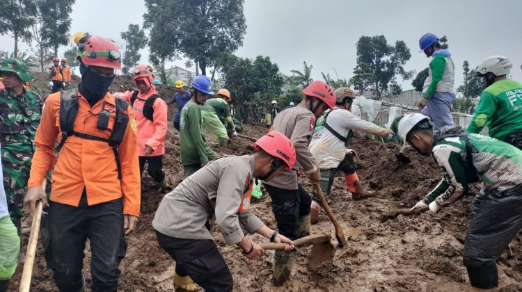 Tim SAR Batalyon B Pelopor Satbrimob Polda Jawa Barat pada misi pencarian dan evakuasi korban tanah longsor di Desa Pasirlangu, Kecamatan Cisarua, Kabupaten Bandung Barat. (Foto:Dok.Polda Jabar)

