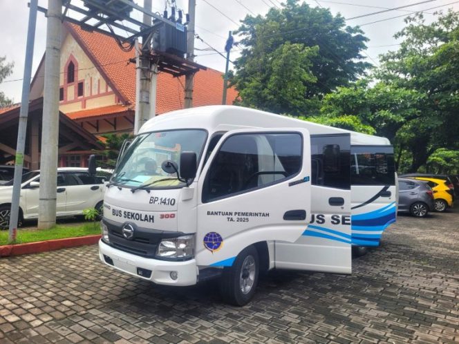 
					Bus sekolah bantuan dari Kementerian Perhubungan yang diproyeksikan untuk wilayah Rembang bagian selatan. (Foto:Dok.Rbg Kab)
