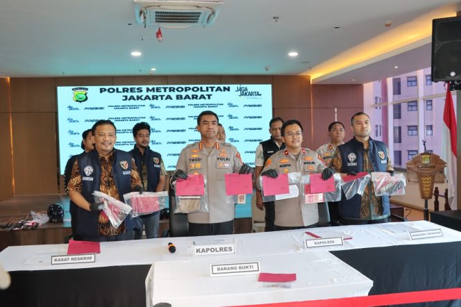 
					Konferensi pers di Mapolres Metro Jakarta Barat, Jumat (30/1/2026).
Dok.Polres Metro Jakbar
