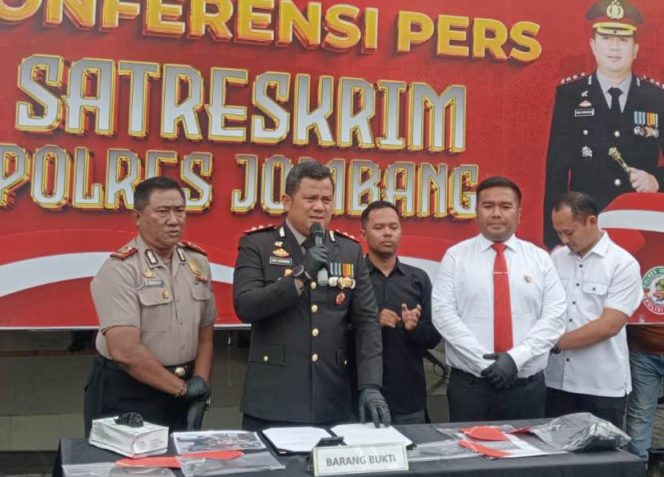
					Kapolres Jombang, AKBP Ardi Kurniawan didampingi Kasat Reskrim Polres Jombang, AKP Robin Dimas Alexander saat Konpers. (Poto:Ist-dok.hum)
