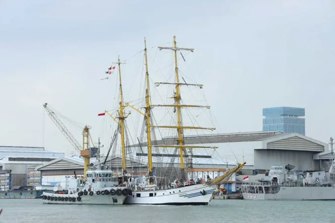 
					KRI Dewaruci dipandu kapal tunda perlahan meninggalkan Surabaya, menuju Jakarta, Senin (26/1), untuk prosesi alih bina tugas ke Koarmada I. (Foto: Dok. Dispen Koarmada II)