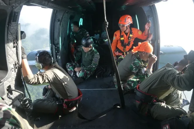 
					Prajurit Korpasgat dan Basarnas yang diangkut dengan helikopter H225M Caracal TNI AU ke titik jatuhnya pesawat ATR 42-500. (Foto: Dok. Dispenau)