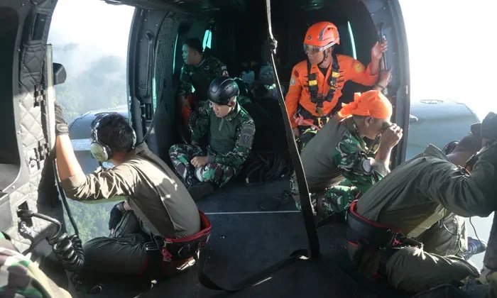 Prajurit Korpasgat dan Basarnas yang diangkut dengan helikopter H225M Caracal TNI AU ke titik jatuhnya pesawat ATR 42-500. (Foto: Dok. Dispenau)