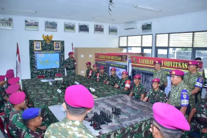 
					Simulasi taktis pergerakan pasukan (tactical floor game) untuk mematangkan skenario pengamanan di lapangan. (Foto: Dok. Dispen Kormar)