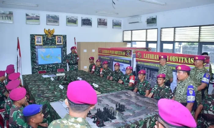 Simulasi taktis pergerakan pasukan (tactical floor game) untuk mematangkan skenario pengamanan di lapangan. (Foto: Dok. Dispen Kormar)