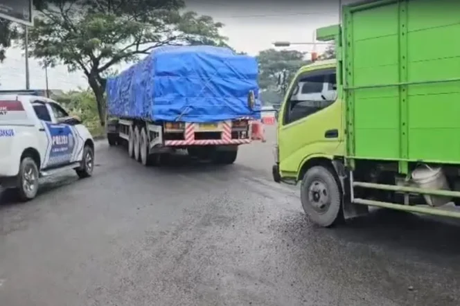 
					Kondisi Lalin di jalur pantura Pati-Juwana di pertigaan Widorokandang, Kabupaten Pati, Jawa Tengah, Kamis (22/1). (Foto:ANT/Polresta Pati)