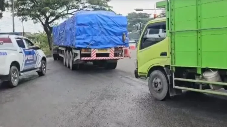 Kondisi Lalin di jalur pantura Pati-Juwana di pertigaan Widorokandang, Kabupaten Pati, Jawa Tengah, Kamis (22/1). (Foto:ANT/Polresta Pati)