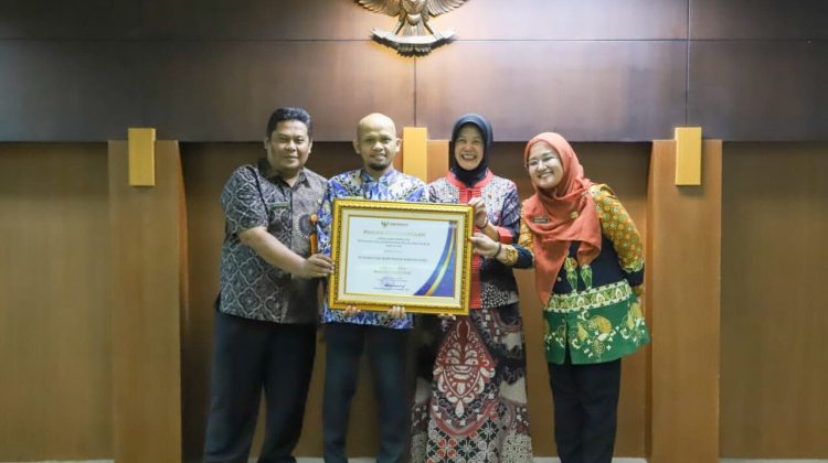 Wakil Bupati Bojonegoro Nurul Azizah menerima langsung Penghargaan Maladministrasi dari Ombudsman. (Foto:Dok.Bojonegorokab)
