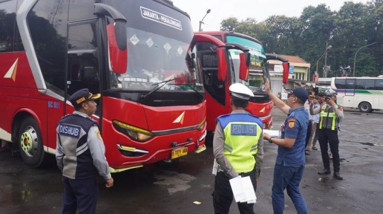 Dishub Batang bersama Satlantas Polres Batang dan Jasa Raharja menggelar kegiatan ram check sebagai persiapan angkutan mudik Lebaran 2026 di Terminal Banyuputih Kabupaten Batang, Kamis (26/2/2026). (Foto:Dok. MC Batang)
