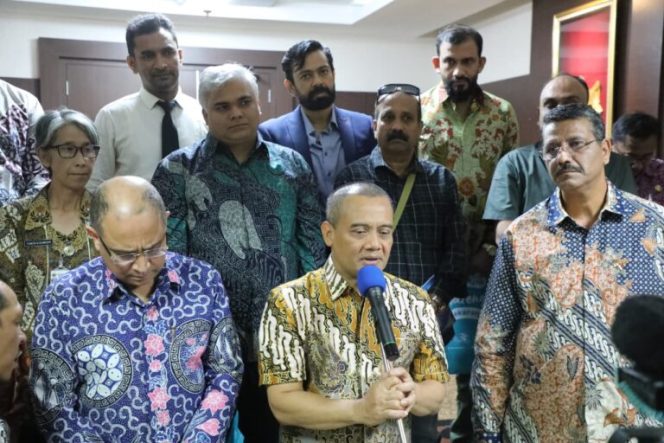 
					Gubernur Luthfi terus berupaya mengajak calon investor India masuk Ke Jawa Tengah, dengan meyakinkan jika Jawa Tengah adalah provinsi yang ramah untuk berinvestasi. (Foto:Dok.Jatengprov)
