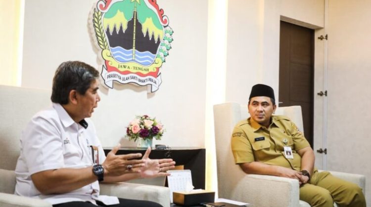 Taj Yasin saat menerima audiensi direksi PT Semen Gresik di Ruang Kerja Kantor Wagub Jateng, Kota Semarang, Senin (23/2/2026). (Foto:Dok.Jatengprov)
